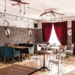 Интерьер зала ресторана выполнен в современном стиле LOFT – сочетание фактур дерева и керамогранита, фото 9