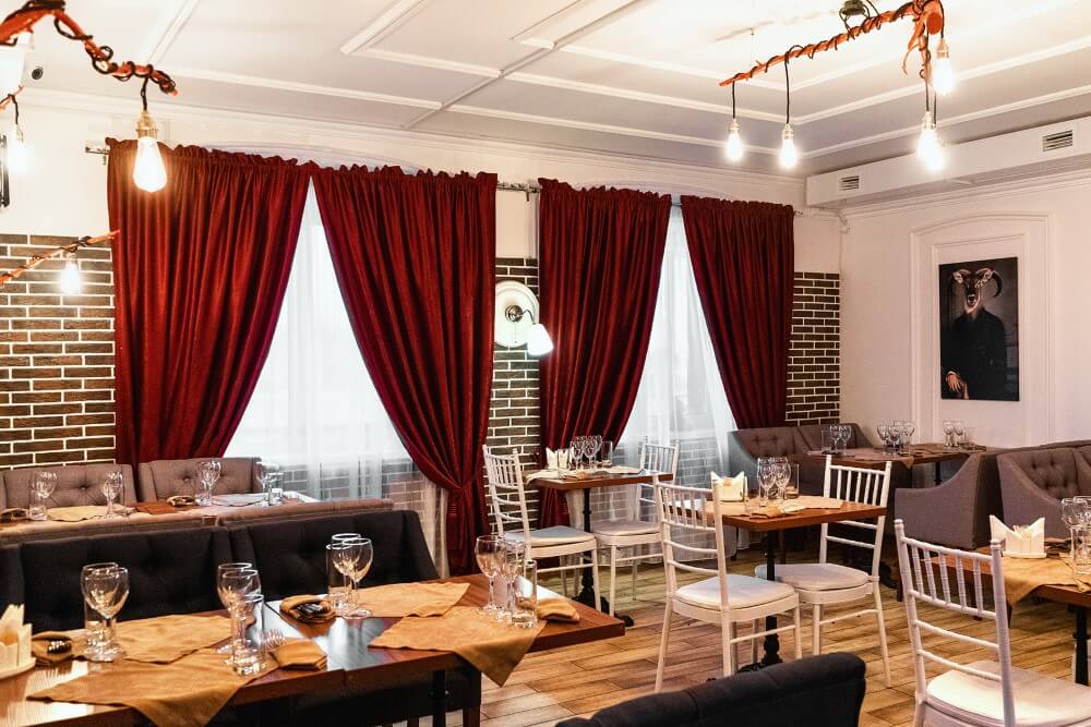 Интерьер зала выполнен в современном стиле LOFT – сочетание фактур дерева и керамогранита, фото ресторана 1