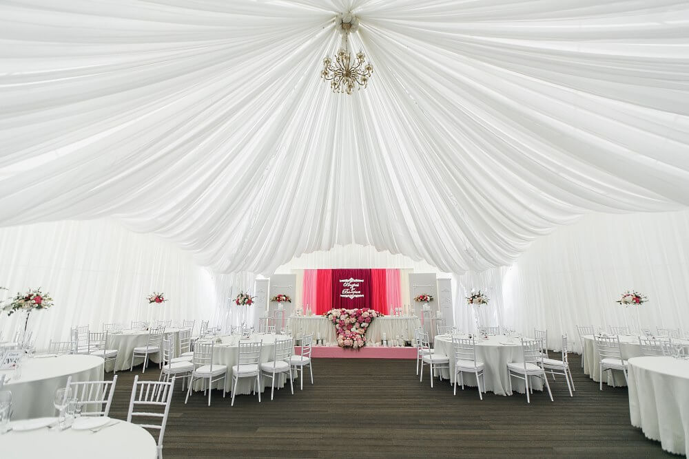 Убранство зала на свадьбе в арочном шатре на территории Apart Hotel Линкер Парк, фото 5