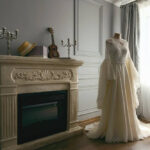 Свадебное платье Лены в номере полулюкс в комнате с камином Apart Hotel «Линкер Парк», фото 1
