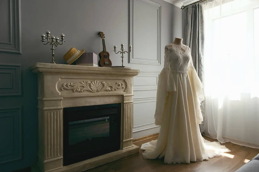 Свадебное платье Лены в номере полулюкс в комнате с камином Apart Hotel «Линкер Парк», фото 1