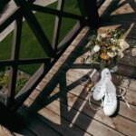 Туфли и букет невесты на террасе Apart Hotel «Линкер Парк», свадьба Антона и Лены, фото 6