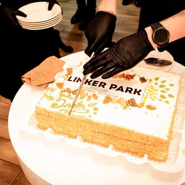 Торт от шеф-повара ресторана для гостей на праздновании пятилетнего юбилея Apart Hotel «Линкер Парк»