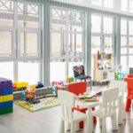 Детская комната в Линкер Парк оборудована большими окнами, что делает ее светлой и просторной