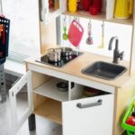 Игрушечная кухня и посуда для игр девочек в детской комнате в Apart Hotel Линкер Парк