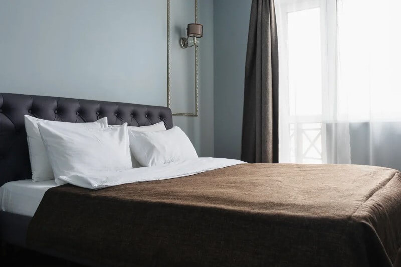 Снять номер полулюкс с двуспальной кроватью и камином для отдыха в Линкер Парк можно на сайте