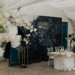 Вариант оформления места для новобрачных на свадьбе в арочном шатре на территории Apart Hotel Линкер Парк, фото 14